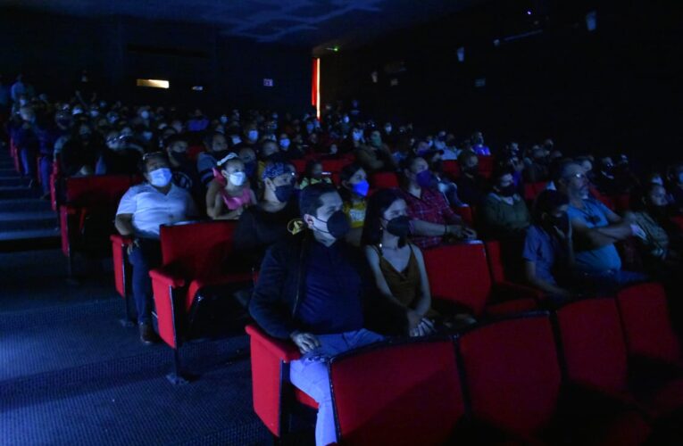 Entre aplausos recibe el público parralense la gran premier del cortometraje “La Plata no Sangra”