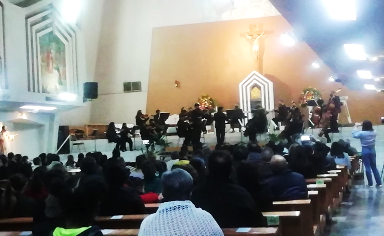 La Orquesta Sinfónica de la UACH celebra el paso del tiempo en el jubileo de la Parroquia de Nuestra Señora Refugio de Pecadores.